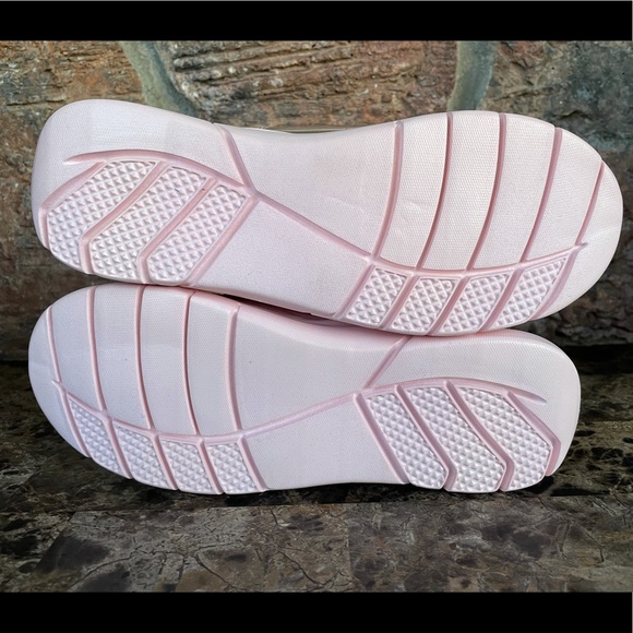 NEW Baretraps Girls' Sloane Athletic Sneakers - Picture 9 of 16